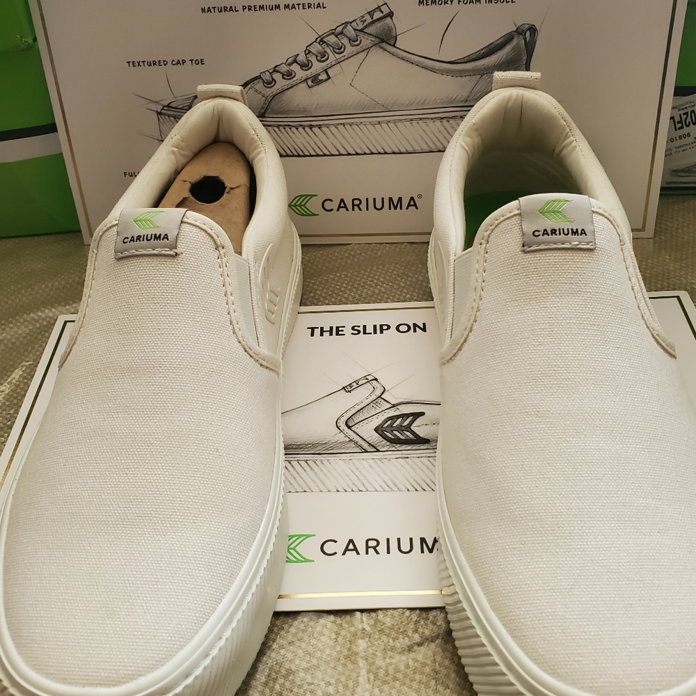 Cariuma slip on (Off White) Canvas
